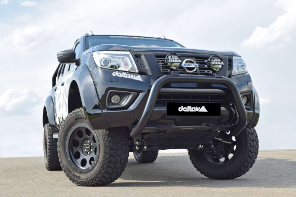 delta4x4-nissan-navaranp300-frontbuegel-fbsb400sw-front.jpg