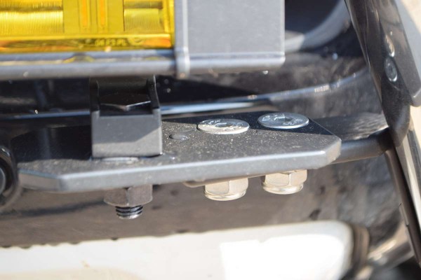 delta4x4-piaa-halter-frontbuegel-seitlich-133713debl-schwarz-detail.jpg