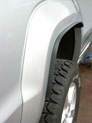 delta4x4-mitsubishi-l200-kotfuegellippe-xkjv100000-montiert1.jpg